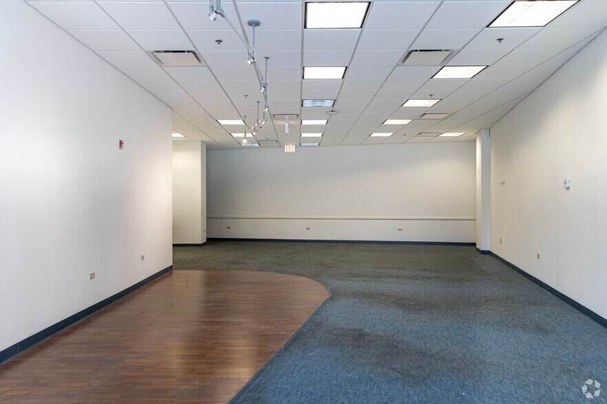 More Photos Of 4400 N Broadway St, Chicago Storefront Retail Office For Sale