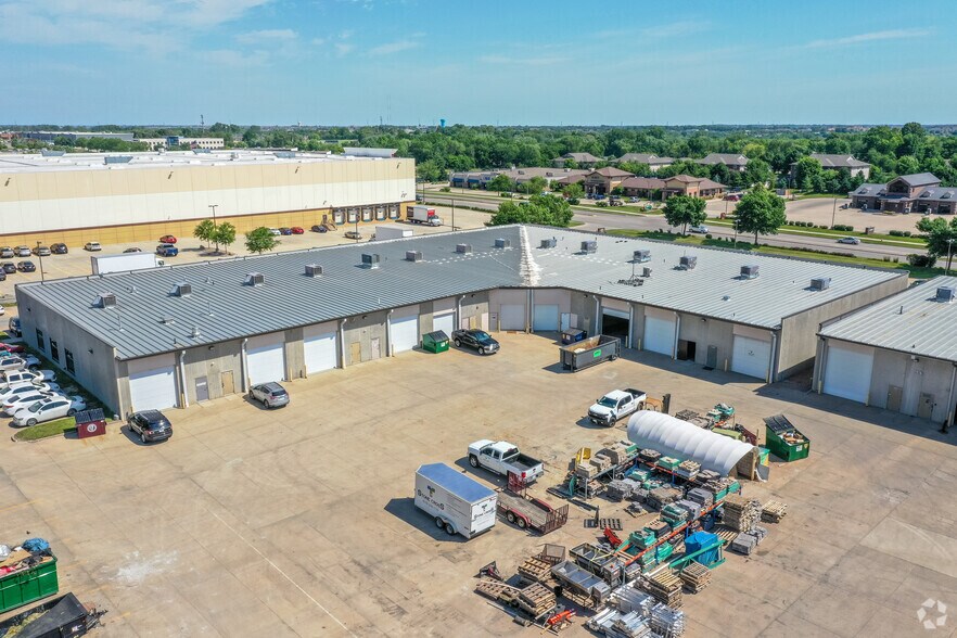 More Photos Of 3946-3998 NW Urbandale Dr, Urbandale Light Distribution For Lease