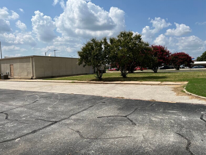 More Photos Of 2322 North State Hwy 360, Grand Prairie Storefront Retail Office For Sale
