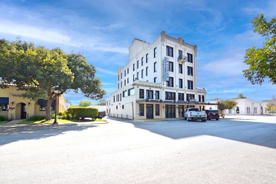 More Photos Of 217 S River St, Seguin Storefront Retail Office For Lease