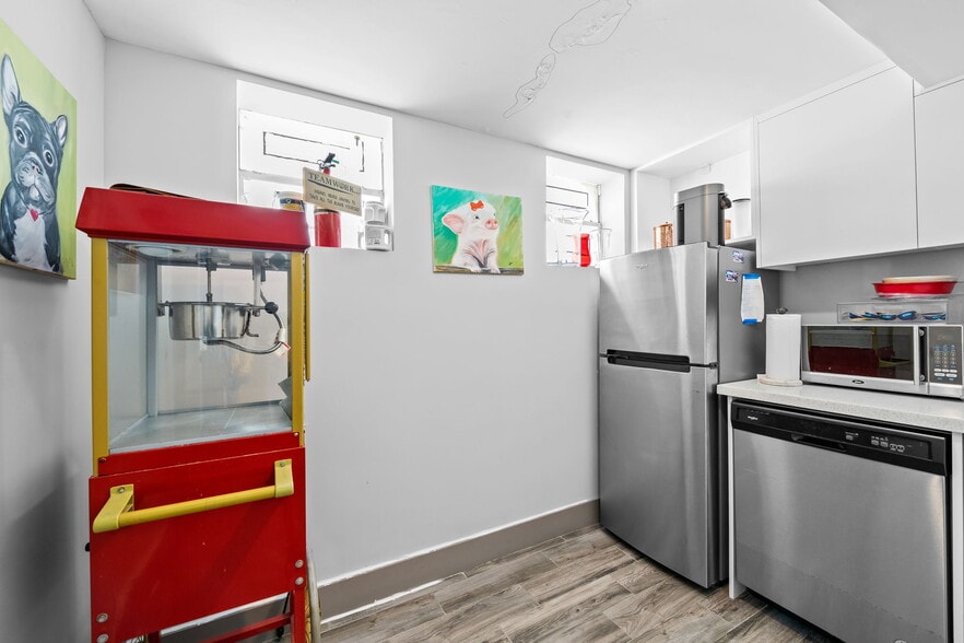 More Photos Of 3309 NE 33rd St, Fort Lauderdale General Retail For Lease