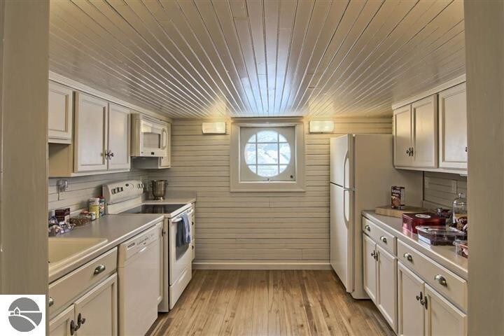 More Photos Of 230 Wellington St, Traverse City Hospitality For Sale