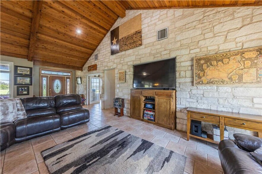 More Photos Of 101 Oakwood Trl, Cedar Park Light Distribution For Lease