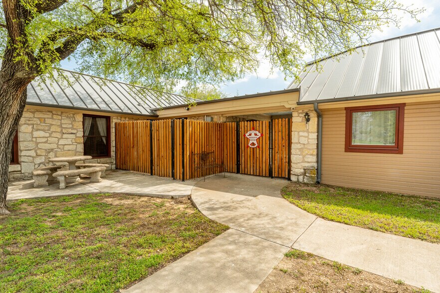 More Photos Of 703 Spring St, Granbury Lodge Meeting Hall For Sale