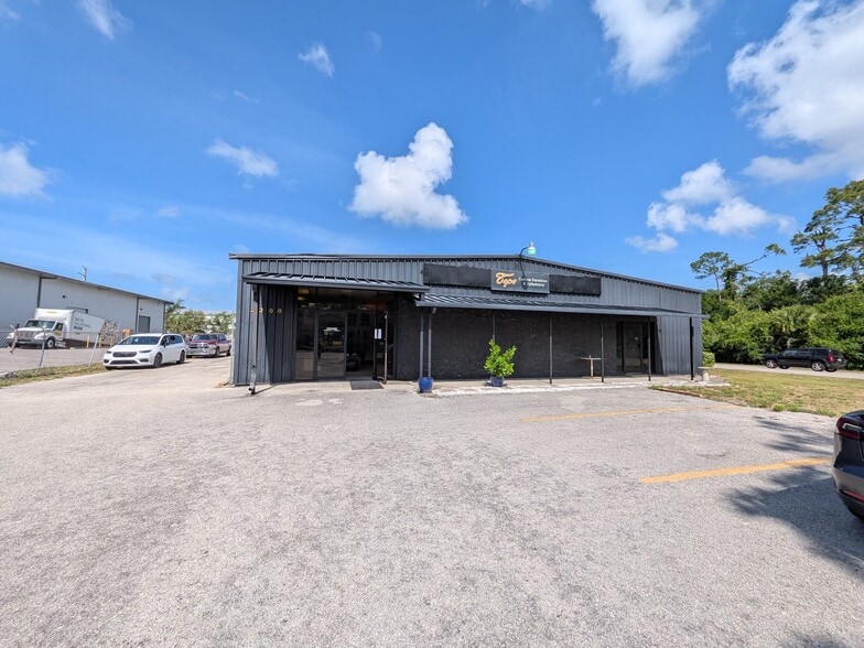 More Photos Of 2200 51st St, Sarasota Warehouse For Lease