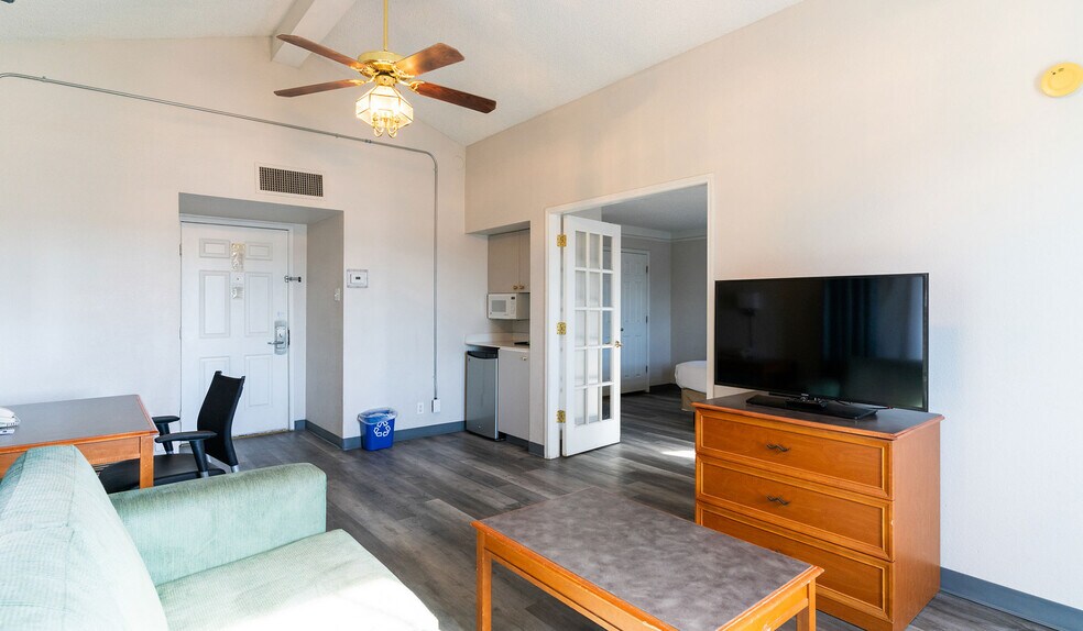 More Photos Of 675 Scott Ave, Farmington Hotel For Sale