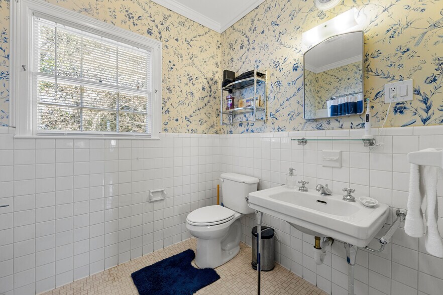 More Photos Of 132 E College St, Griffin Hospitality For Sale