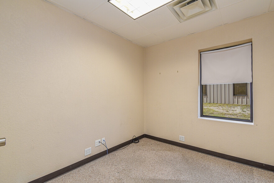 More Photos Of 315 Industrial Park Blvd, Willis Light Manufacturing For Sale
