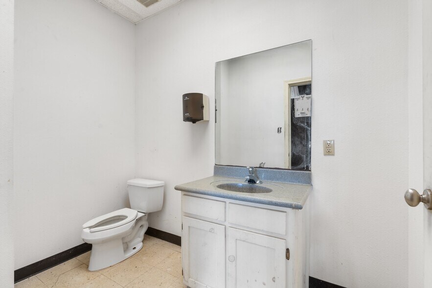 More Photos Of 26069 Springer Cemetary Rd, Hockley Flex For Sale