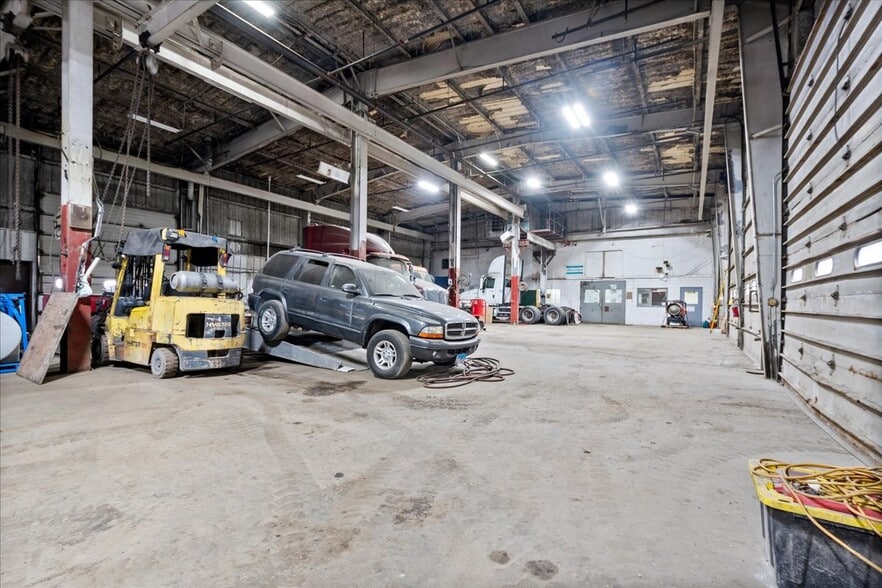 More Photos Of 310 W 162nd St, South Holland Manufacturing For Lease