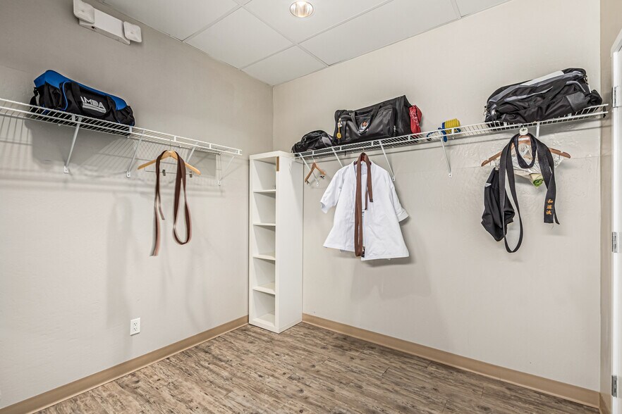 More Photos Of 3173 E Chandler Blvd, Phoenix Freestanding For Sale