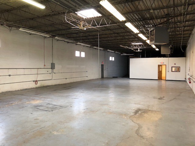 More Photos Of 91 N Lively Blvd, Elk Grove Village Manufacturing For Sale