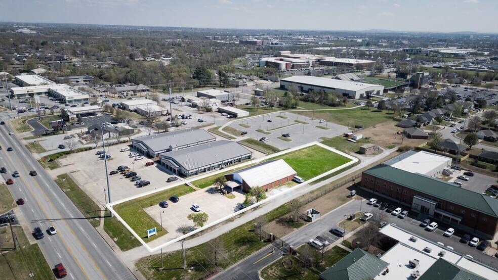 More Photos Of 910 SE 14th St, Bentonville Office For Sale