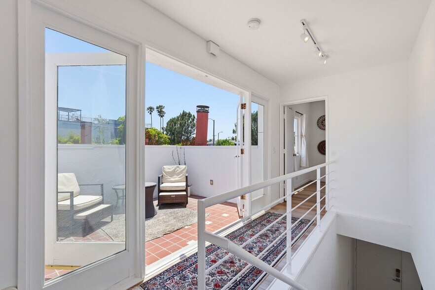 More Photos Of 521 Venice Way, Venice Apartments For Sale