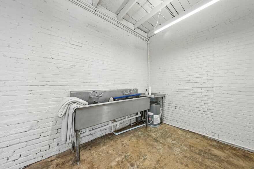 More Photos Of 76 Main st, Pine Mountain General Retail For Sale