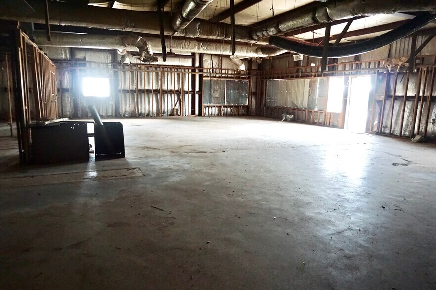 More Photos Of 906 Third St, Lake Arthur Light Manufacturing For Sale