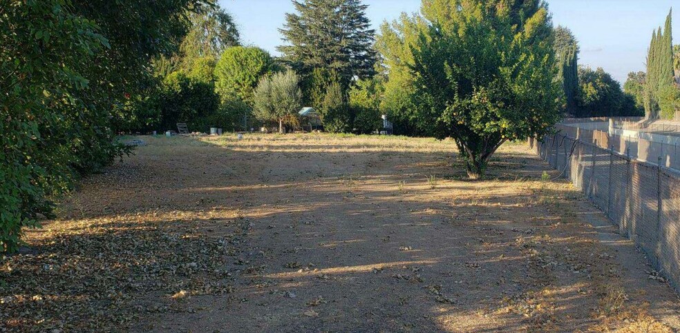 Primary Photo Of 23045 Burbank Blvd, Woodland Hills Land For Lease