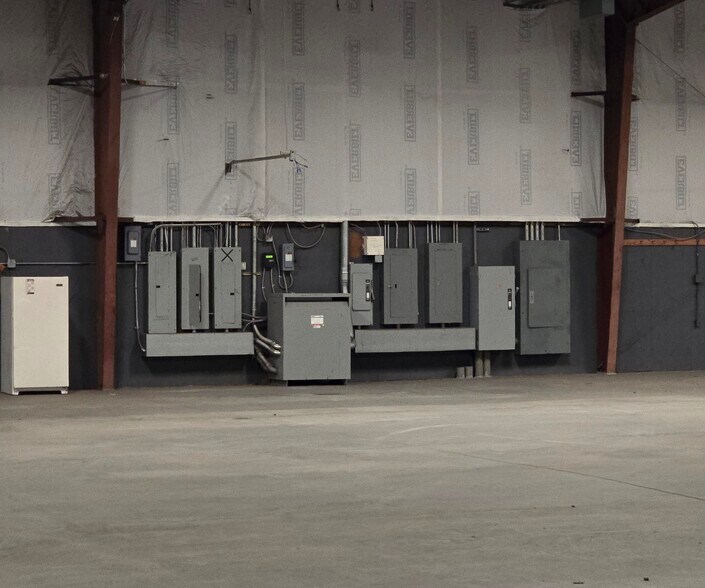 More Photos Of 913 Cobb Pky N, Marietta Warehouse For Lease