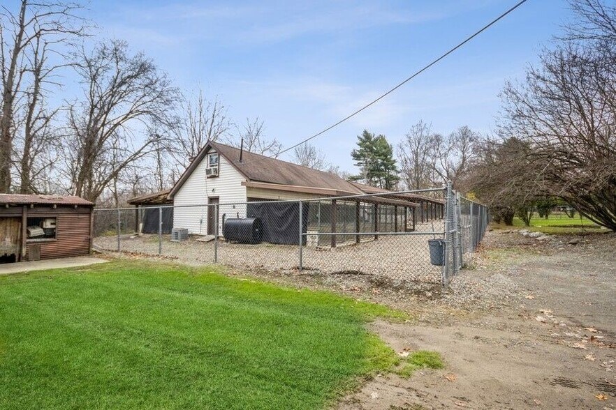 More Photos Of 109-111 N Cross Rd, Lagrangeville Veterinarian Kennel For Sale