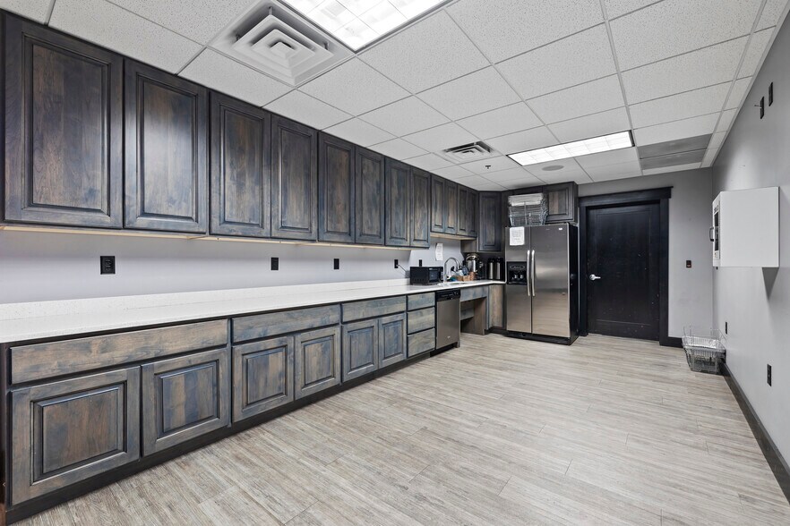 More Photos Of 4487 Bents Dr, Windsor Light Manufacturing For Lease