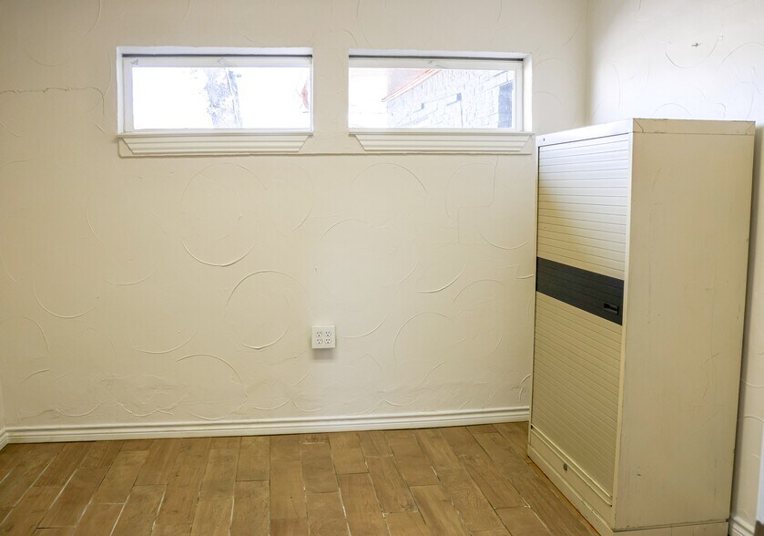 More Photos Of 6050 E Lancaster Ave, Fort Worth Office For Sale