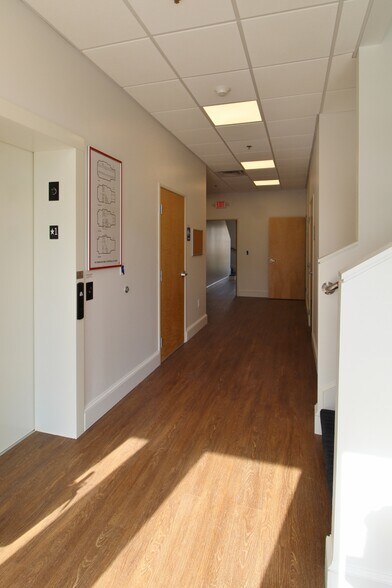 More Photos Of 1575 Iyannough Rd, Hyannis Office For Lease