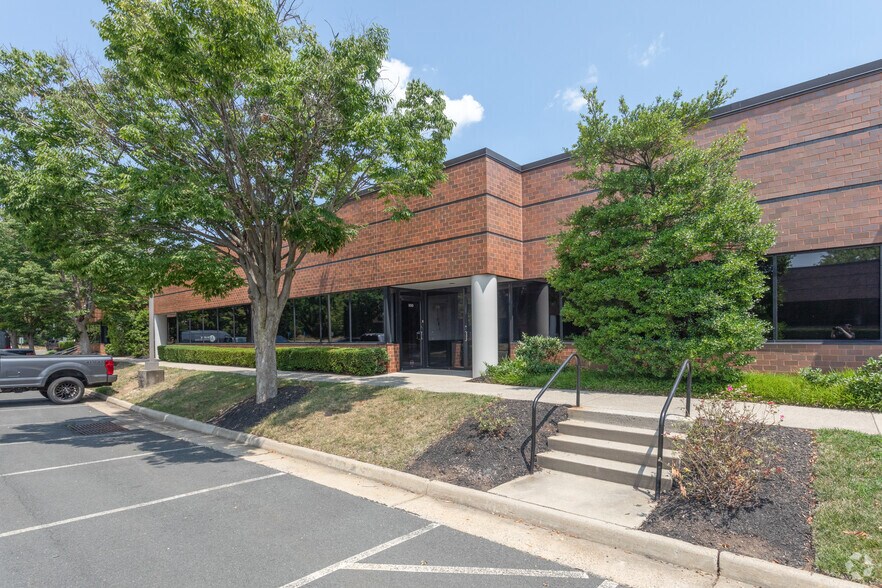 More Photos Of 450 Spring Park Pl, Herndon Unknown For Lease