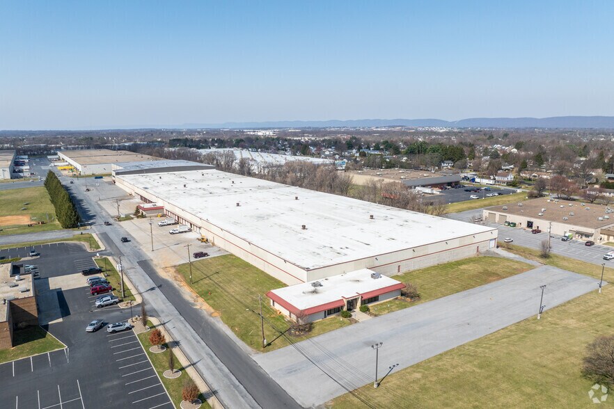 More Photos Of 300 W Heinz St, Mechanicsburg Warehouse For Lease