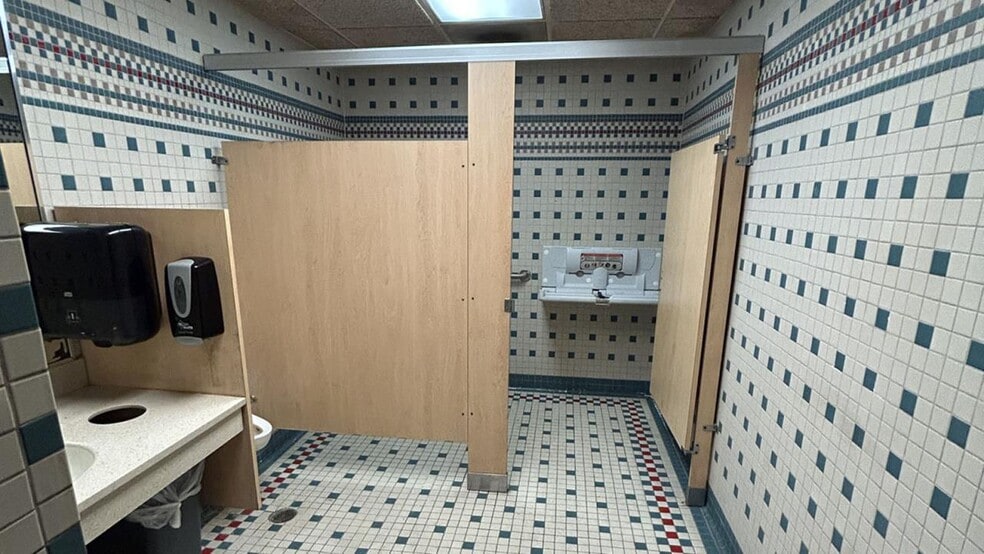 More Photos Of 1575 W Galbraith Rd, Cincinnati Restaurant For Sale