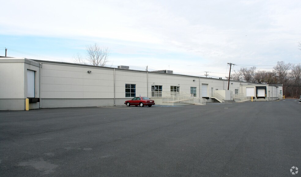 More Photos Of 10 Malcolm Ave, Teterboro Warehouse For Lease