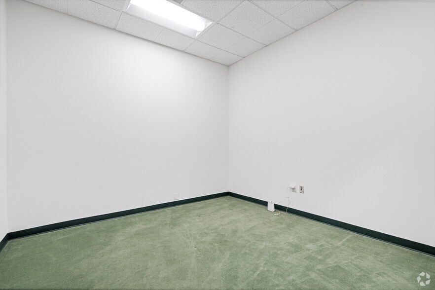 More Photos Of 21250 Califa St, Woodland Hills Research And Development For Lease