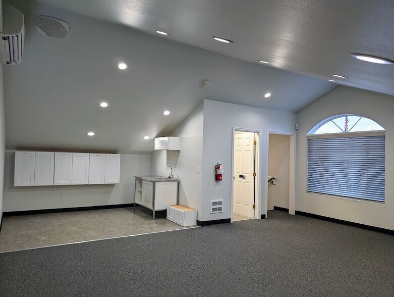 More Photos Of 105 Washington Blvd, Algona Office For Lease