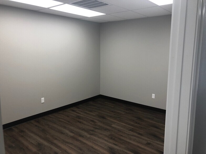 More Photos Of 2207 N 17th St, Rogers Industrial For Lease