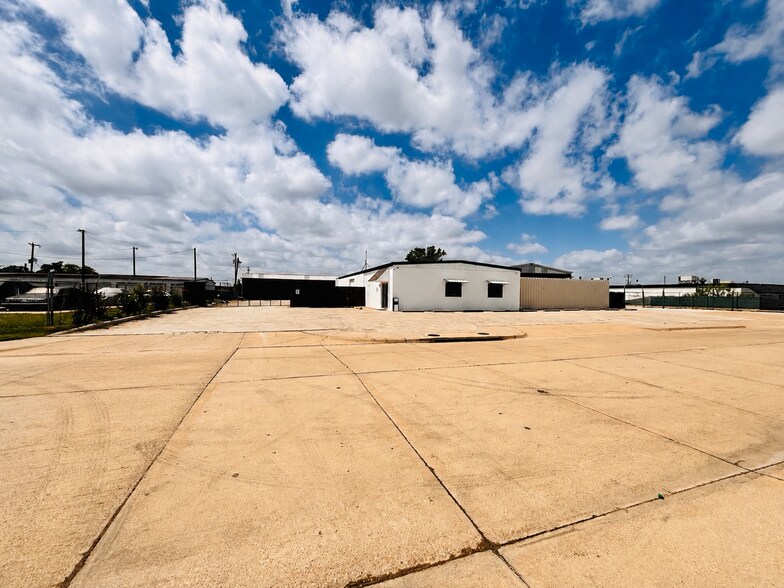 More Photos Of 4212 Garland Dr, Haltom City Warehouse For Lease