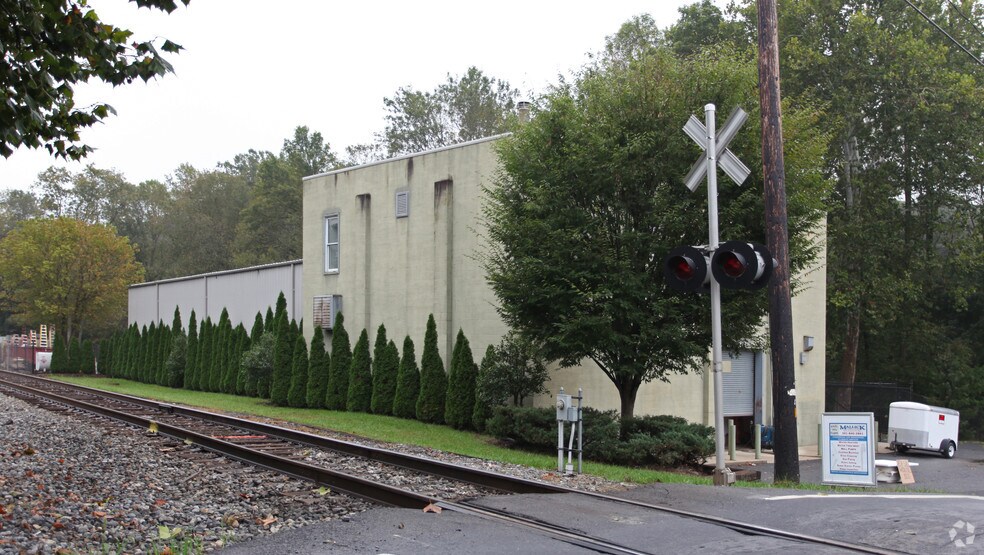More Photos Of 7757 Woodbine Rd, Woodbine Warehouse For Lease
