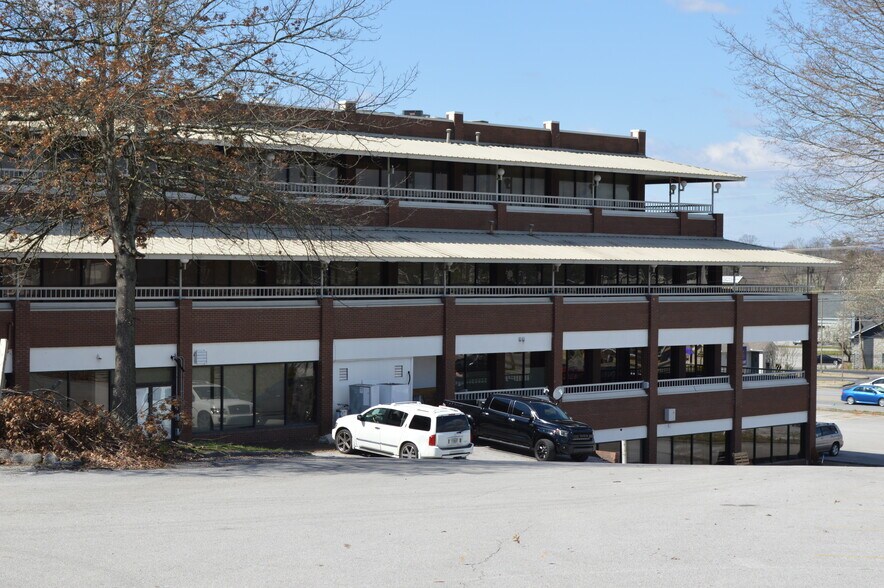 More Photos Of 7010 Lee Hwy, Chattanooga Storefront Retail Office For Sale