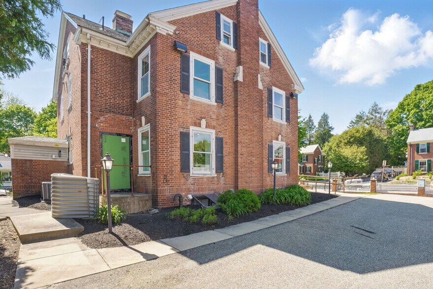 More Photos Of 6 Windsor St, Andover Office For Sale