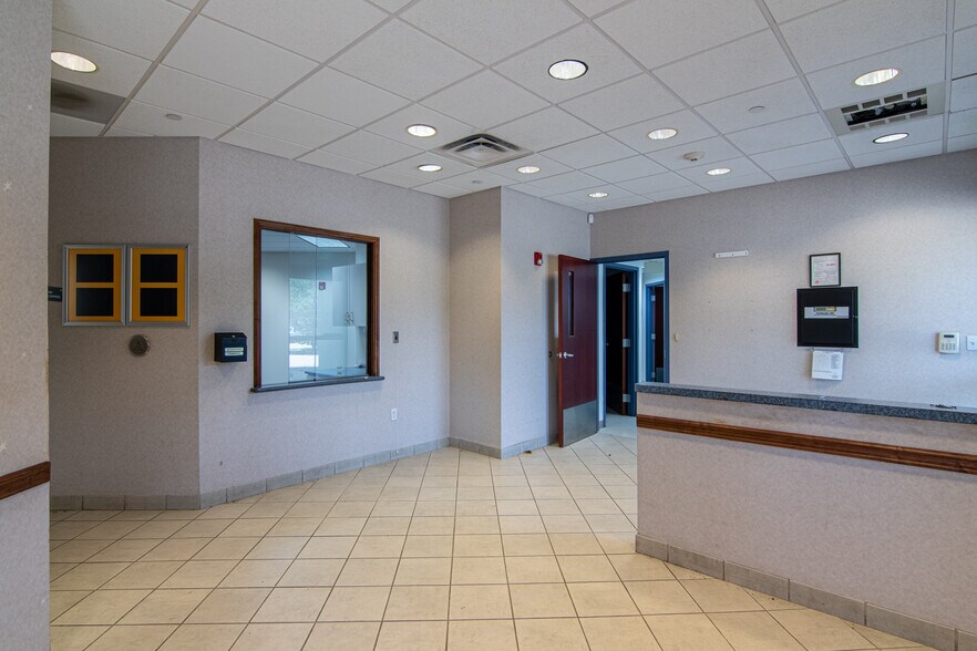More Photos Of 201 W 5th St, Bonham Medical For Lease
