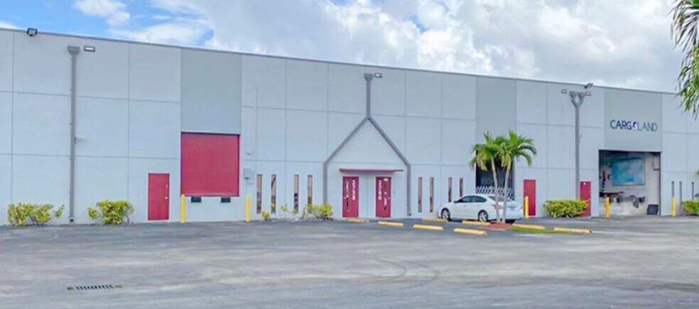 More Photos Of 2740-2764 NW 112th Ave, Doral Warehouse For Lease