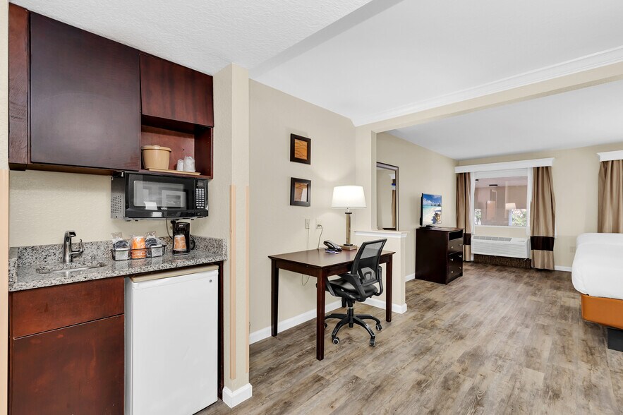 More Photos Of 400 E International Speedway Blvd, Deland Hotel For Sale