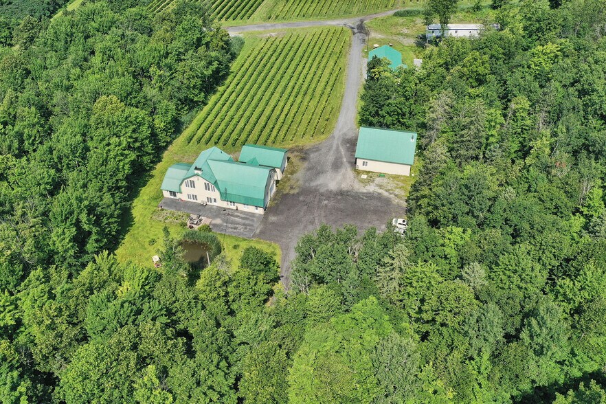 More Photos Of 4310 Chem. du Cordon, Varennes Winery Vineyard For Sale
