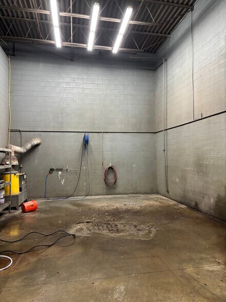 More Photos Of 4315 Taggart Creek Rd, Charlotte Warehouse For Sale
