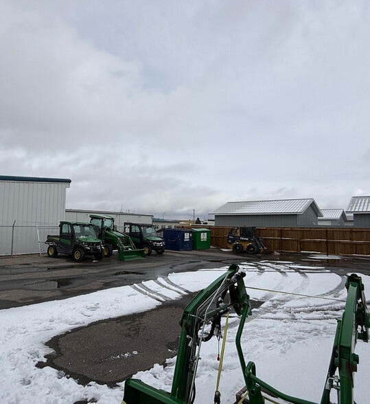 More Photos Of 3805 14 Av N, Lethbridge Warehouse For Lease
