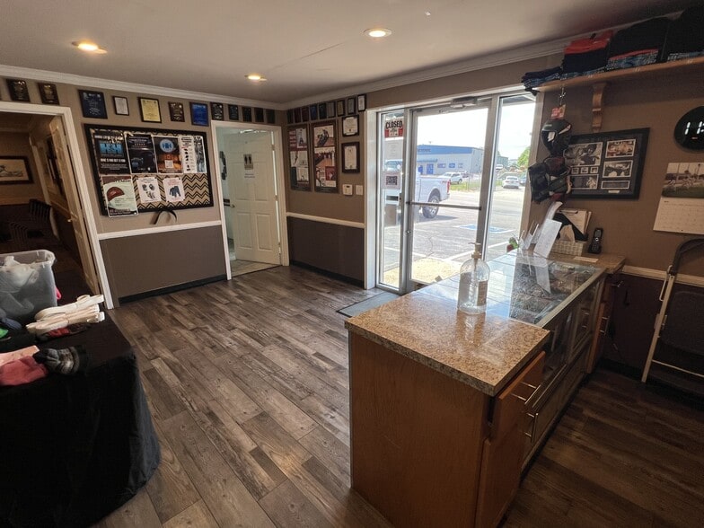 More Photos Of 211 W Dunbar Cave Rd, Clarksville Warehouse For Sale