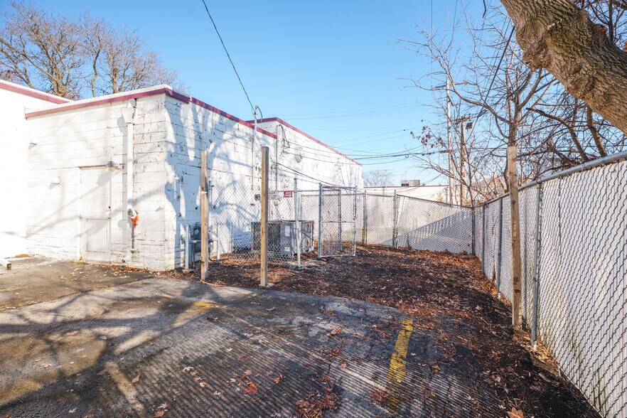 More Photos Of 3921 Olive St, Racine Office For Sale