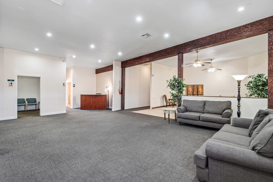 More Photos Of 8837 E Palmdale Blvd, Palmdale Research And Development For Sale