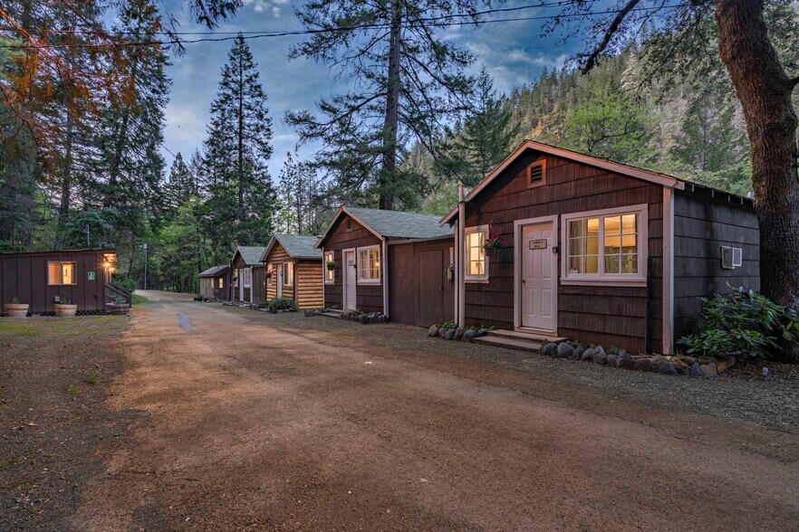 More Photos Of 11744 Galice Rd, Merlin Hotel For Sale