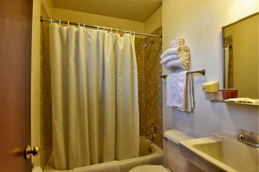 More Photos Of 100 Silver St, Hurley Hotel For Sale