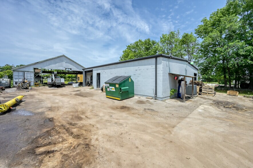 More Photos Of 508 Bryant Rd, Conroe Manufacturing For Sale