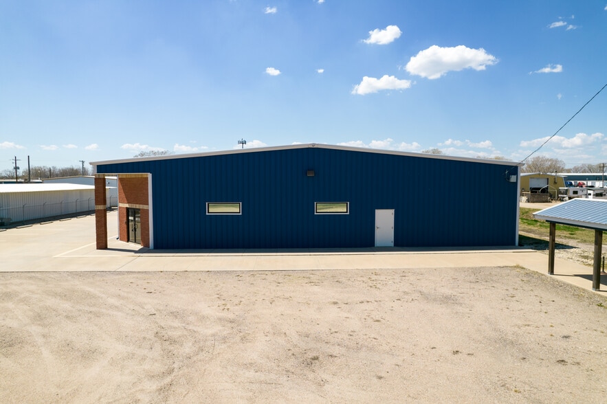 More Photos Of 1302 N Grand St, Hutchinson Flex For Lease